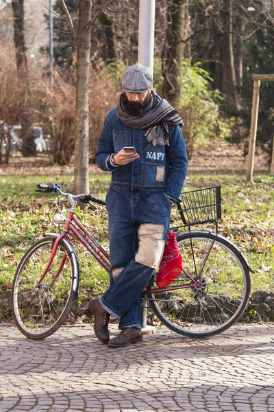 Homme à la mode posant pendant la Fashion Week de Milan — Photo