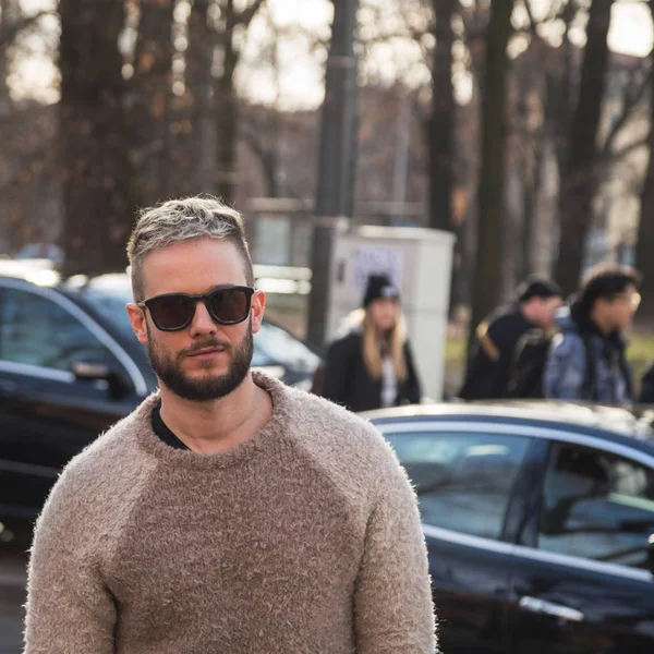 Modieuze man die zich voordeed tijdens de mannen van de Milan Fashion Week — Stockfoto