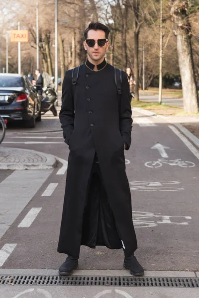 Şık adam Milan erkekler moda haftasında poz — Stok fotoğraf