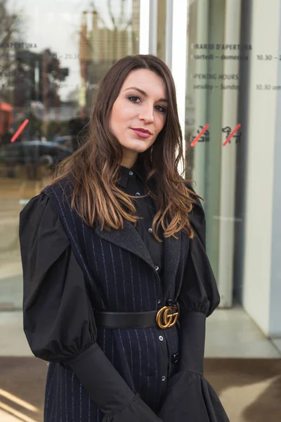 Mujer de moda posando durante Milan Semana de la Moda Masculina —  Fotos de Stock