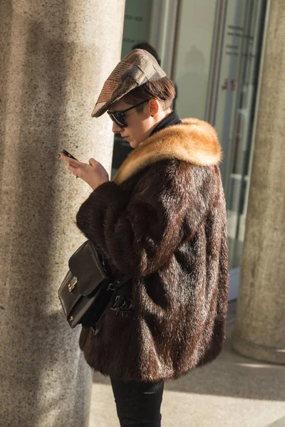 Modieuze vrouw die zich voordeed tijdens de mannen van de Milan Fashion Week — Stockfoto