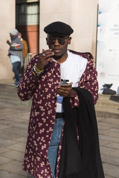 Şık adam Milan erkekler moda haftasında poz