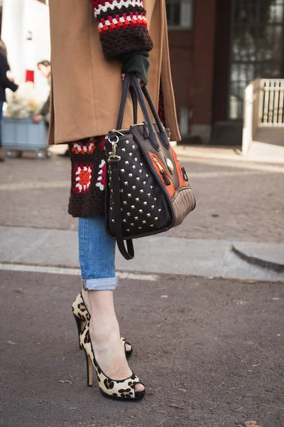 Λεπτομέρεια της τσάντα και παπούτσια στην εβδομάδα μόδας του Μιλάνου ανδρών — Φωτογραφία Αρχείου