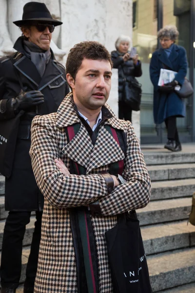 Модный мужчина позирует во время Недели моды в Милане — стоковое фото