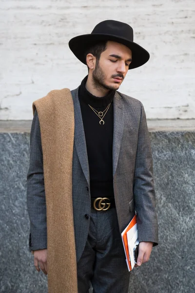 Модний чоловік позують під час тижня моди Мілана чоловіків — стокове фото