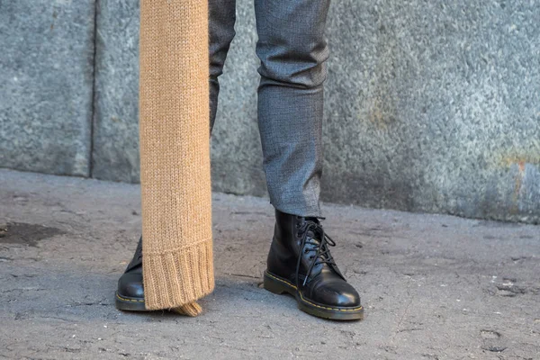 Detalhe de um homem na moda posando durante a moda masculina de Milão Nós — Fotografia de Stock