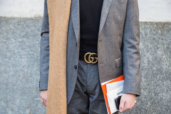 Detail módní člověka pózuje během Milan pánské módy jsme — Stock fotografie