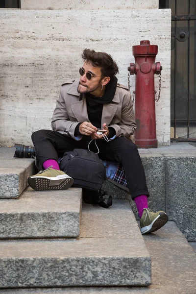 Uomo alla moda in posa durante la settimana della moda maschile di Milano — Foto Stock