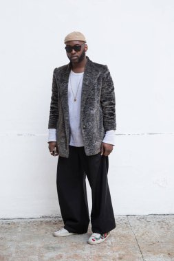 Şık adam Milan erkekler moda haftası poz