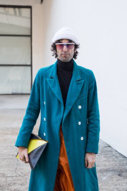Şık adam Milan erkekler moda haftası poz