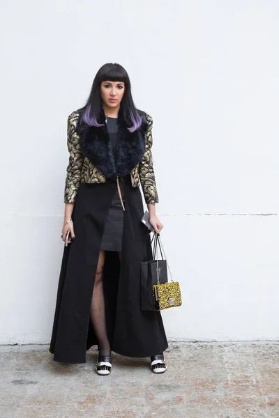 Fashionable woman posing at Milan Men's Fashion Week — Stock Photo, Image