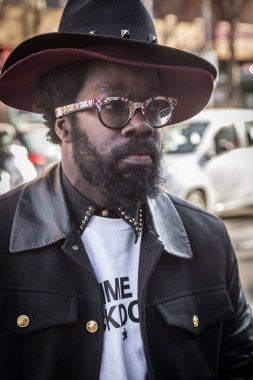 Şık adam Milan erkekler moda haftası poz