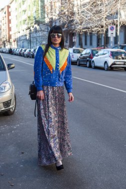 Milan erkekler moda haftası poz moda kadın
