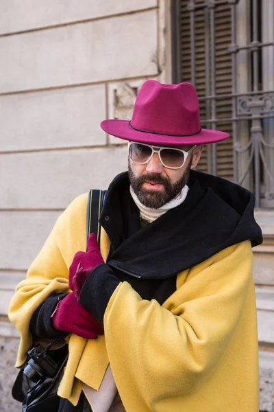 Homme à la mode posant à Milan Semaine de la mode masculine — Photo