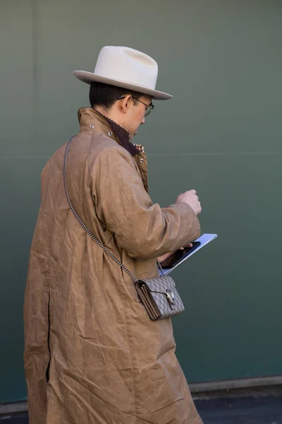 Fashionable man posing at Milan Men's Fashion Week — Stock Photo, Image