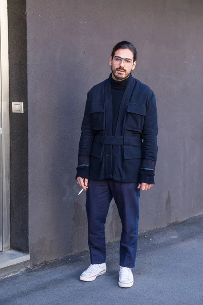 Modieuze man die zich voordeed bij de mannen in de Milaan Fashion Week — Stockfoto