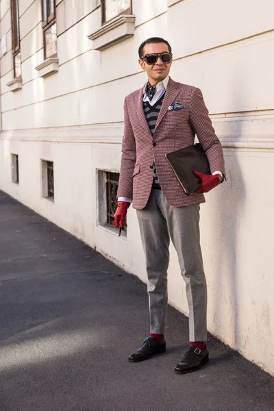 Şık adam Milan erkekler moda haftası poz — Stok fotoğraf