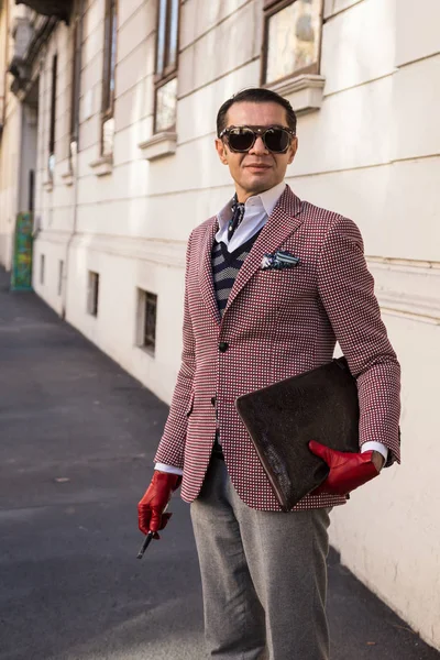 Homem elegante posando na Semana de Moda Masculina de Milão — Fotografia de Stock