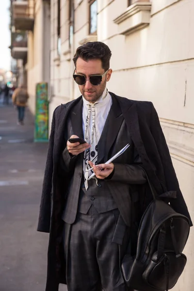 Homem elegante posando na Semana de Moda Masculina de Milão — Fotografia de Stock