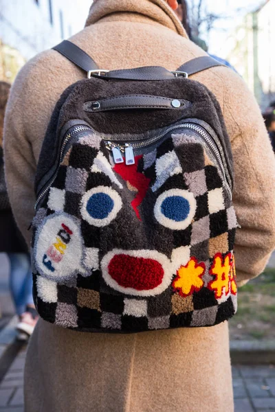 Detail van de tas bij de mannen in de Milaan Fashion Week — Stockfoto