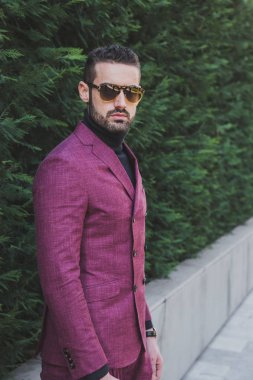 Şık adam Milan erkekler moda haftası poz