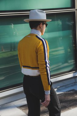 Şık adam Milan erkekler moda haftası poz