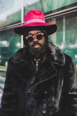 Şık adam Milan erkekler moda haftası poz