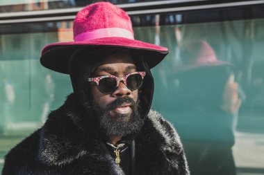 Şık adam Milan erkekler moda haftası poz