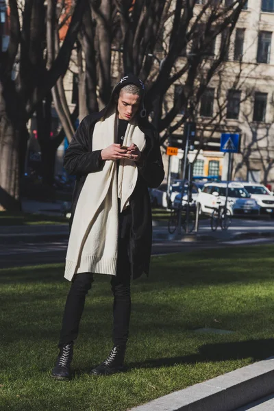 Mooi model texting op mannen van de Milan Fashion Week — Stockfoto