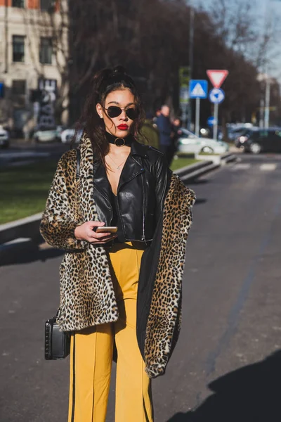 Mujer de moda posando en Milan Semana de la Moda Masculina — Foto de Stock