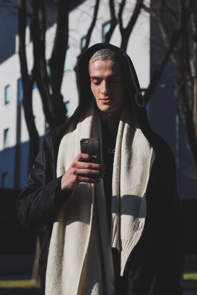 Beautiful model texting at Milan Men's Fashion Week — Stock Photo, Image