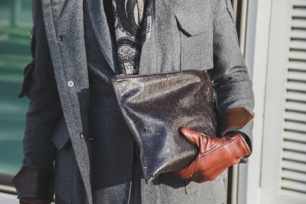 Detail der Tasche auf der Mailänder Männermodewoche — Stockfoto
