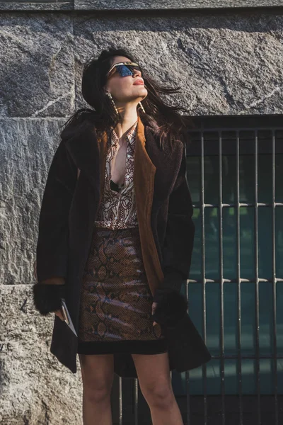 Fashionable woman posing at Milan Men's Fashion Week — Stock Photo, Image