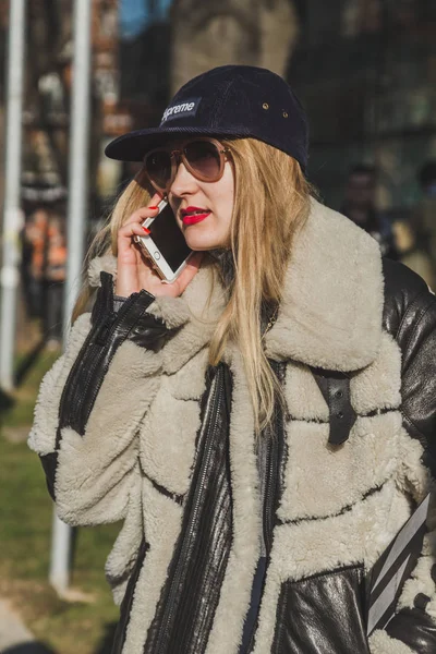 Mulher elegante posando na Semana de Moda Masculina de Milão — Fotografia de Stock