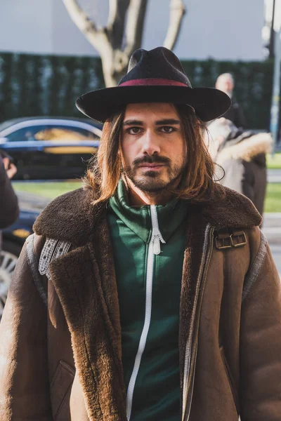 Homem elegante posando na Semana de Moda Masculina de Milão — Fotografia de Stock