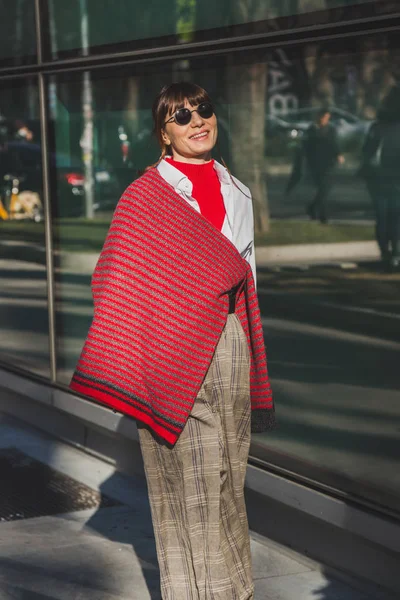 Femme à la mode posant à Milan Semaine de la mode masculine — Photo