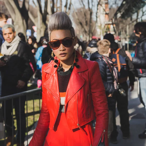 Mujer de moda posando en Milan Semana de la Moda Masculina — Foto de Stock