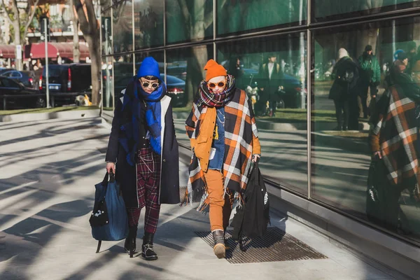 Las mujeres a la moda posando en Milán Semana de la Moda Masculina —  Fotos de Stock