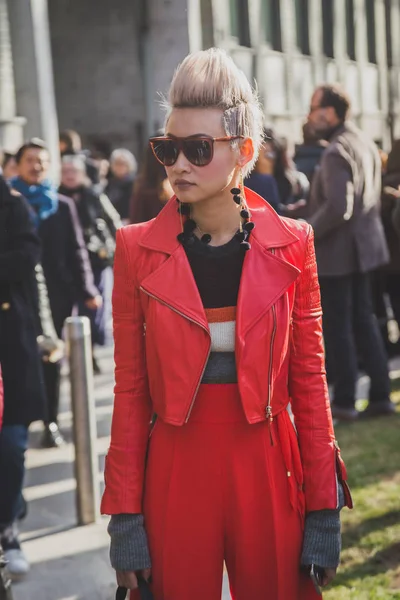 Modieuze vrouw poseren op mannen van de Milan Fashion Week — Stockfoto