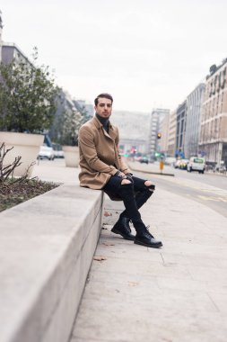Güzel genç adam bir kentsel bağlamda poz