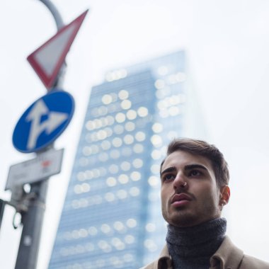 Güzel genç adam bir kentsel bağlamda poz