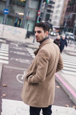 Güzel genç adam bir kentsel bağlamda poz