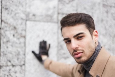 Güzel genç adam bir kentsel bağlamda poz