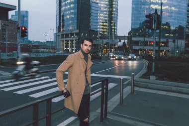 Gece karanlığında poz güzel genç adam