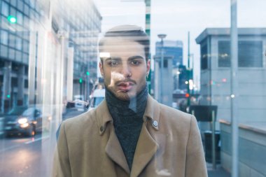 Cam arkasında genç bir adam portresi