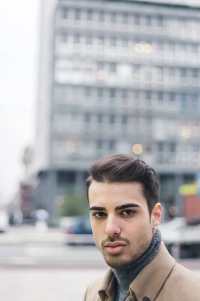 Jovem bonito posando em um contexto urbano — Fotografia de Stock