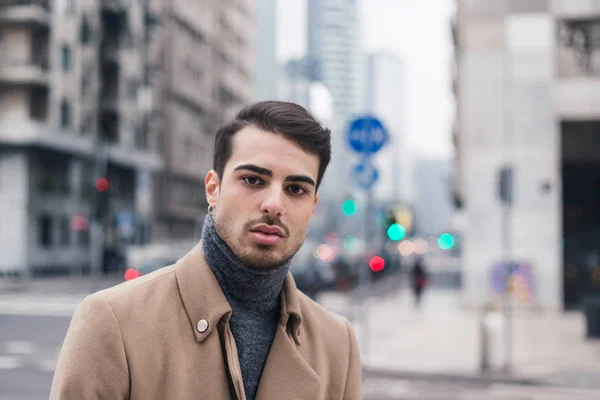 Schöner junger Mann posiert im urbanen Kontext — Stockfoto