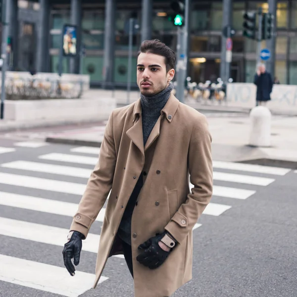 Jovem bonito posando em um contexto urbano — Fotografia de Stock