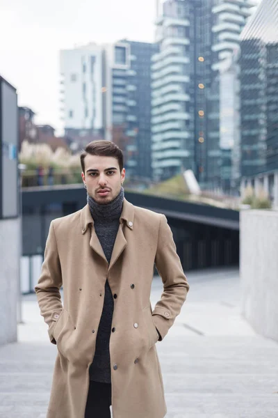 Schöner junger Mann posiert im urbanen Kontext — Stockfoto