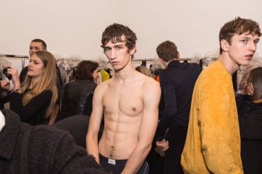 Backstage içinde poz güzel modelleri